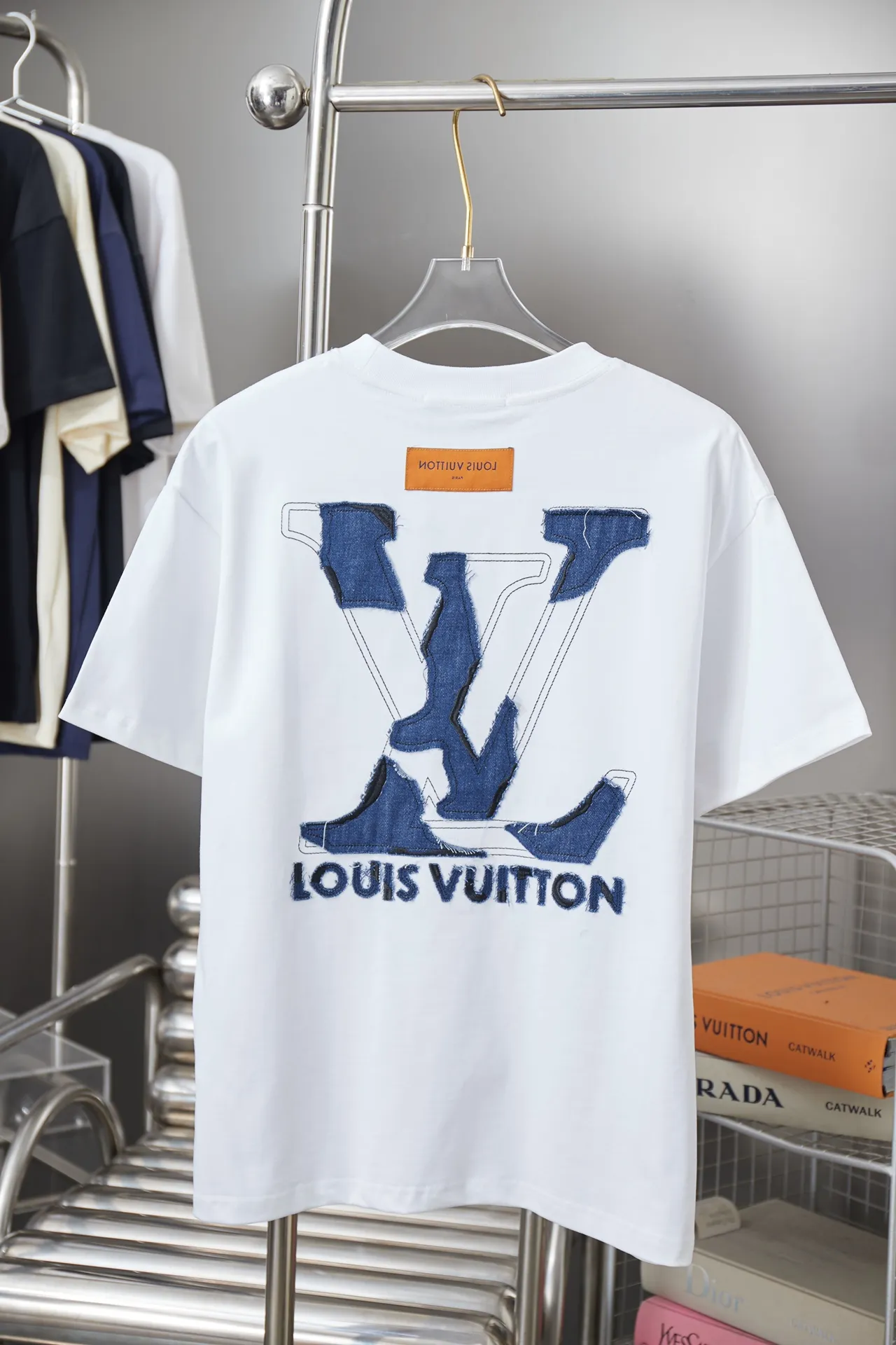 🅿️190 1V 25SS early spring new style denim splicing embroidery LV short sleeves light luxury essential item for daily commuting for men and women correct version welcome to compare detailed features · 320g 100% pure cotton double yarn jersey fabric · Special thickened 32 pieces of double-strand 1X1 thread in the same vat custom dyeing · Denim cutting and splicing ➕Various embroidery craft letters · Double needle stitching across seams · Original main mark, washed tag, brand moisture-proof paper packaging Color: black/white Size: S/M/L/XL